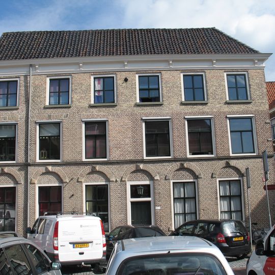 Pand onder schilddak met verdieping boven kroonlijst