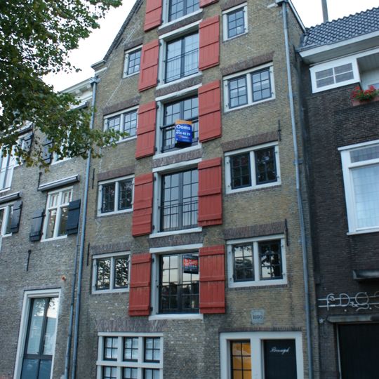 Pand met monumentale pakhuisgevel