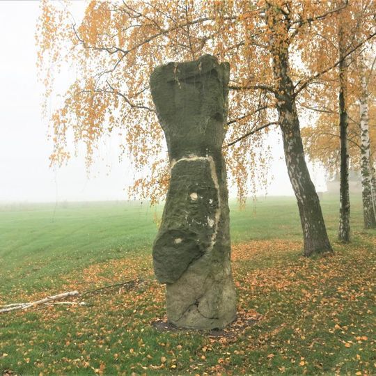 Kamenná plastika u cesty k Sokolskému parku v Dolním Slivně