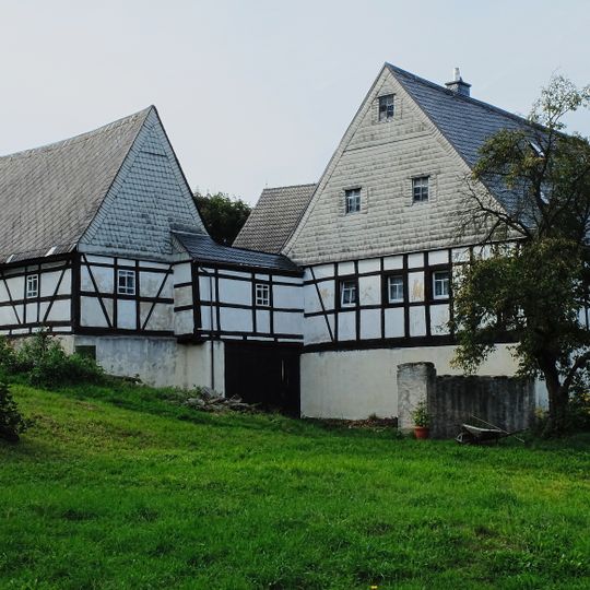 Wohnstallhaus, drei Seitengebäude und Toranlage eines Vierseithofes Dorfstraße 54