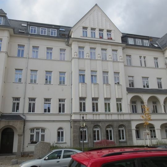 Mietshaus in halboffener Bebauung mit Vorgarten und Einfriedung Further Straße 7; 9