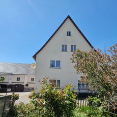 Wohnhaus und Scheune sowie drei Sandsteinpfosten der Hofeinfahrt Lindenstraße 29