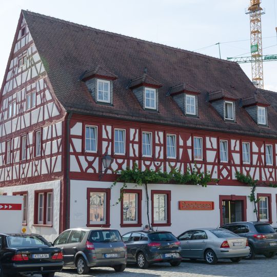 Ehemaliger Gasthof Zur Goldenen Sonne, heute Sparkasse