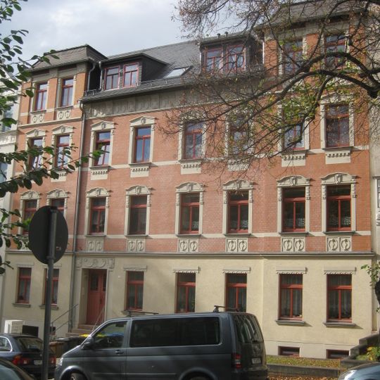 Mietshaus in geschlossener Bebauung mit Vorgarten Nürnberger Straße 7