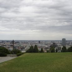 Pamätník Slavín, terasa s hrobmi