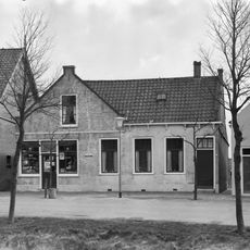 Huis met gecombineerde top- en dwarsgevel