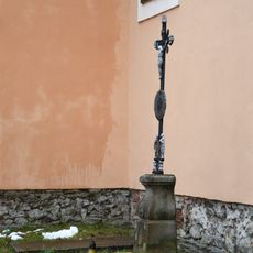 Kříž u kostela ve Staré Říši