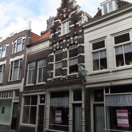 Pand met aan de voorstraatshaven een gepleisterde puntgevel