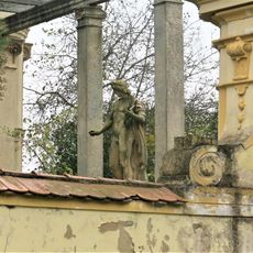 Socha Orfea v zámecké zahradě ve Vidimi