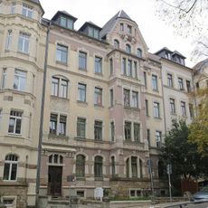 Mietshaus in geschlossener Bebauung mit Vorgarten Barbarossastraße 56