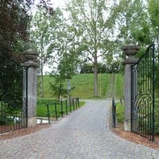 Elsloo Castle: freestanding natural stone gate pillar at the entrance
