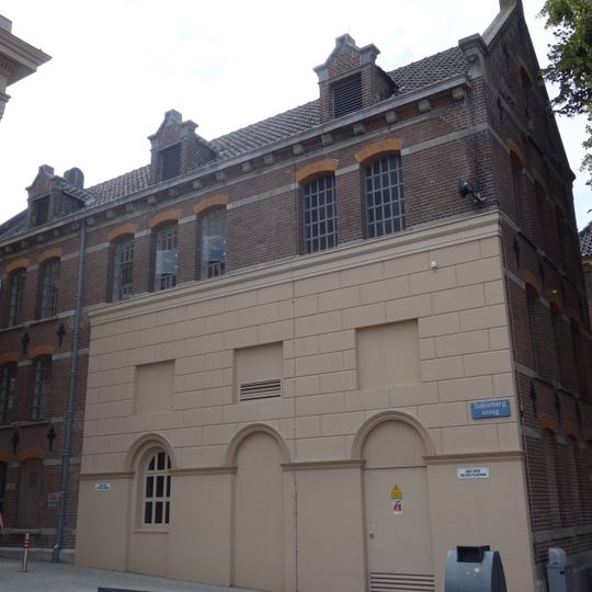 Twee muren in neoclassicistische vormgeving