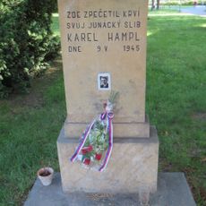 Pomník padlému Karlu Hamplovi na náměstí 5. května v Poděbradech
