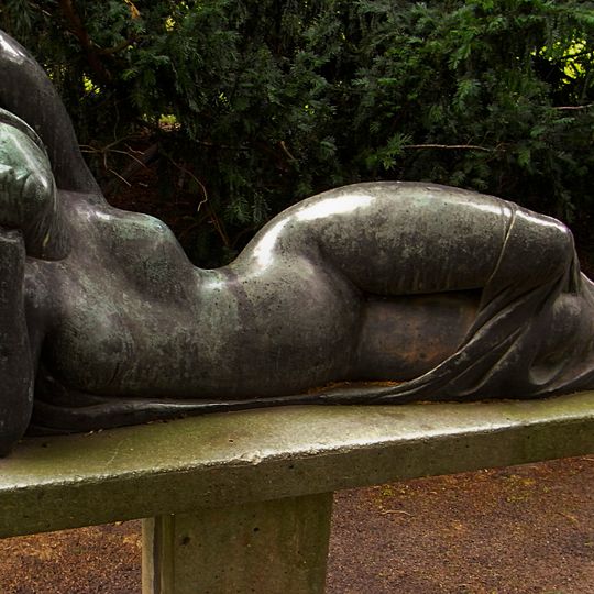 Liegende weibliche Figur