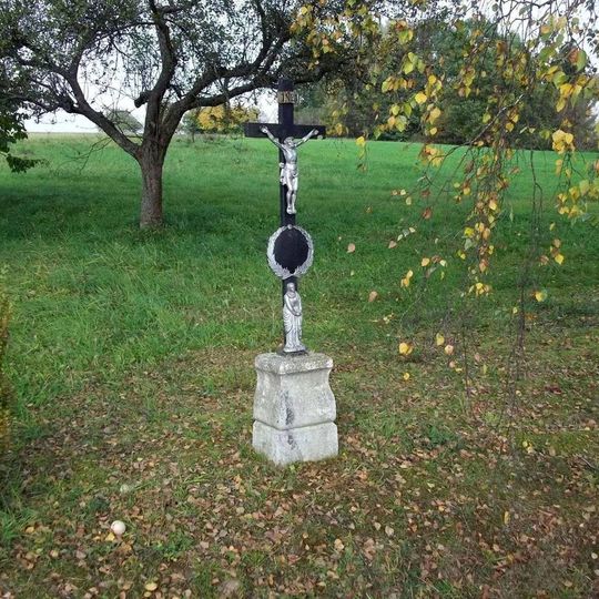 Kříž v Chotěmicích u cesty do Záluží