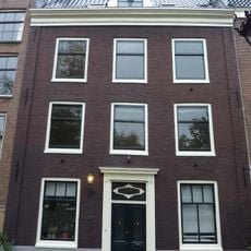 Dwarshuis met hoeklisenen aan de gevel