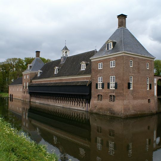 Stal en koetshuis met dienstwoningen