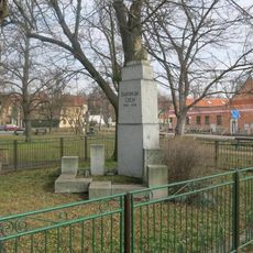 Pomník Svatopluka Čecha na návsi v Obříství