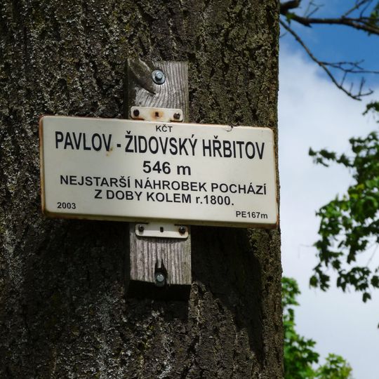 Turistický ukazatel Pavlov - židovský hřbitov