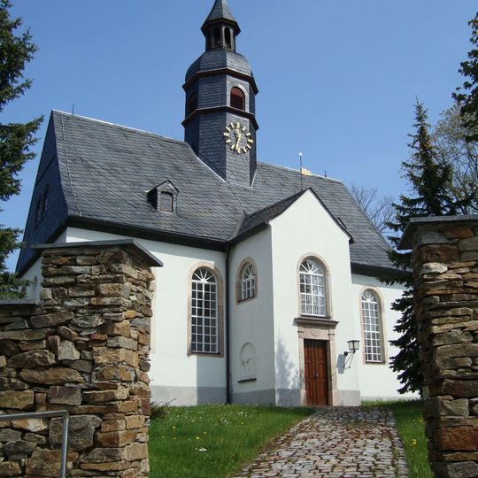 Kirche mit Kirchhof und Einfriedungsmauer sowie Grabmal Dorfstraße 10a