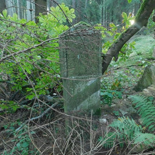 Kaplička zaniklé křížové cesty vlevo od vchodu ruiny kaple západně od Vysoké