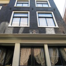 Huis met gevel onder rechte lijst