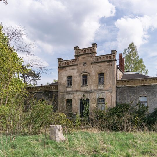 Villa , Pflanzenhaus , Villengarten mit Grotte, Ruine, grottiertem Sitzplatz und künstlichem Wasserlauf, außerdem Brunnen, Pumpe und Einfriedung Bahnhofstraße 115