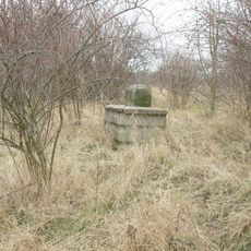 Podstavec vylomeného kříže na jižním okraji Koporeče