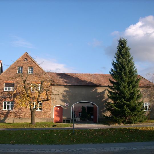 Bauernhof mit Wohnstallhaus, Torhaus , Seitengebäude und Scheune sowie Feldscheune Hauptstraße 44