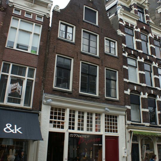 Pand met ingezwenkte halsgevel met gelobde volutenafdekking waarin vijf bomen en t bos