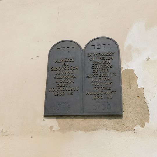 Pamětní deska židovským obyvatelům na synagoze ve Slavkově