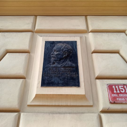 Pamětní deska Františka Kvapila v Korunní ulici v Praze