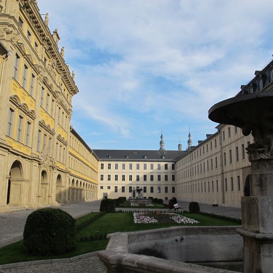 Juliusspital, zwei Schalenbrunnen