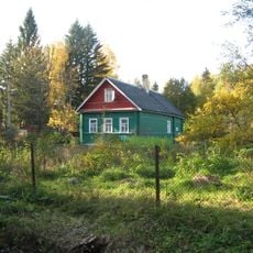 Дом, в котором находился штаб, обеспечивающий работу ладожского трубопровода для снабжения блокадного Ленинграда нефтепродуктами. Установлена мемориальная доска