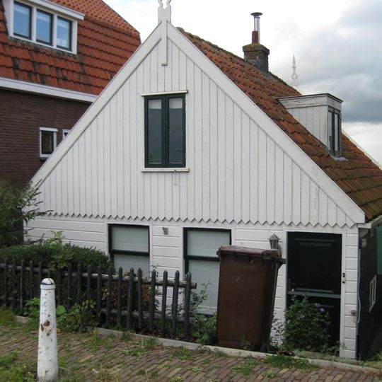 Houten huis. Uitwendig aspect, met puntvormig voorschot, 19e-eeuws