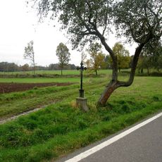 Kříž jižně od Bezděkova u rozcestí