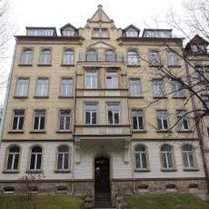 Mietshaus in ehemals geschlossener Bebauung mit Vorgarten Ulmenstraße 18