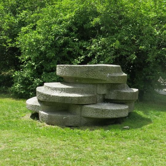 Kamenná plastika ve Vysoké ulici v Jabloneckých Pasekách