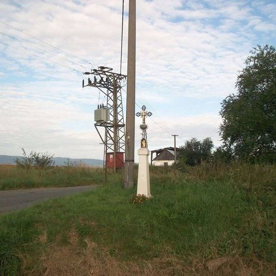 Kříž u Luženic u zemědělského areálu