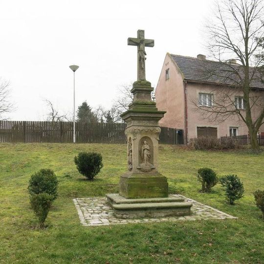 Kříž na návsi v Zaječicích