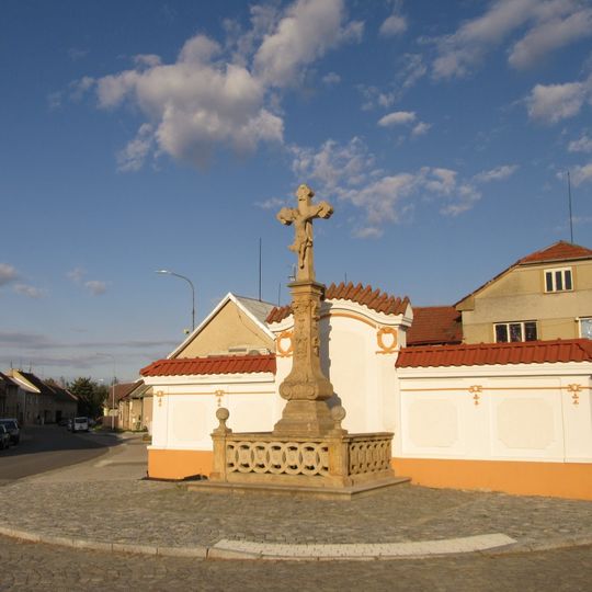 Kříž v Příkazech na rozcestí k železnici