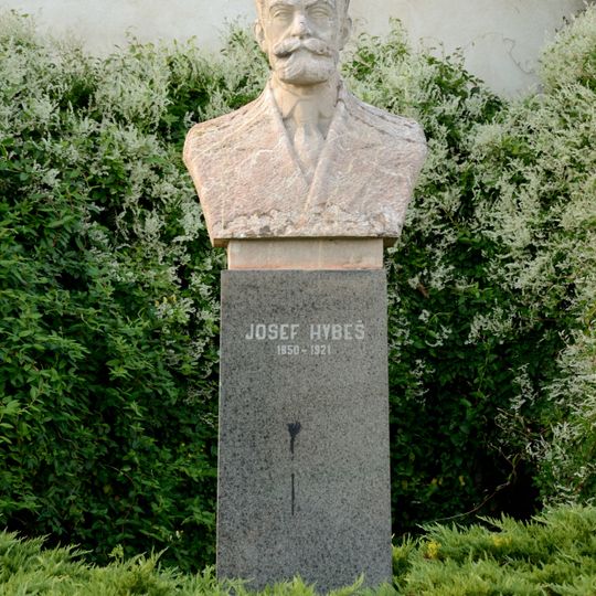 Busta Josefa Hybeše