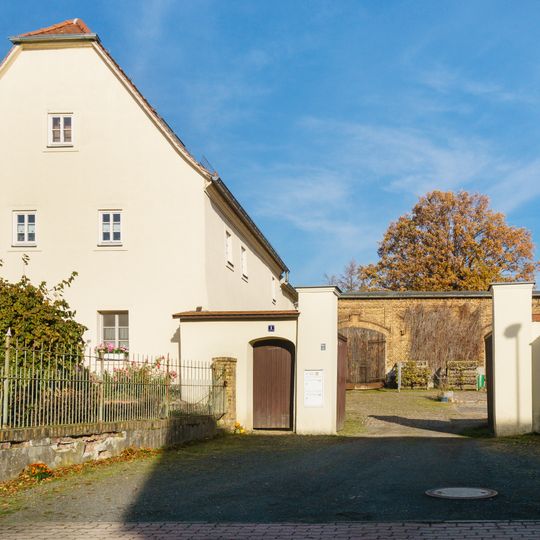 Wohnhaus, Toranlage und Vorgarteneinfriedung eines Dreiseithofes Lange Straße 1