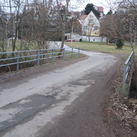 Most ulice Za mlýnem přes Kunratický potok
