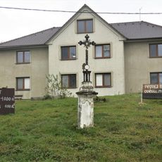 Kříž na návsi v Střednicích