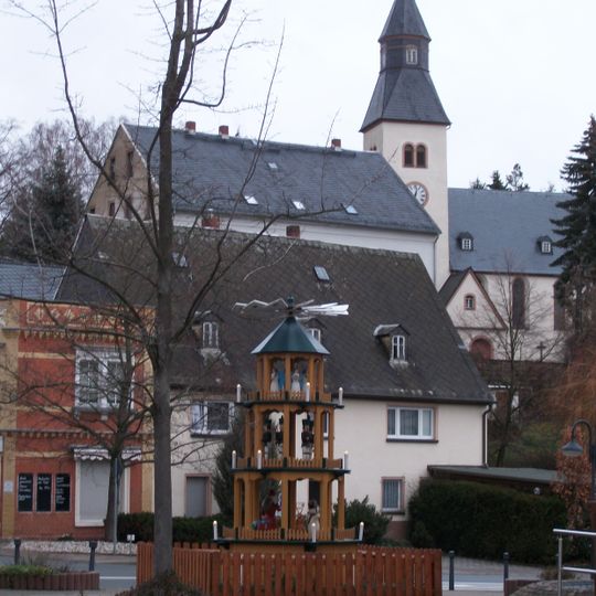 Kirche mit Ausstattung , Kirchhof, Kapelle, Einfriedungsmauer, Denkmal für zwei verunglückte Feuerwehrleute, Kriegsgräberanlage für Gefallene des Zweiten Weltkrieges, zwei Soldatengräber, Grabmale der Familien Lindner