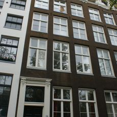 De Groote Keijser, pand met gevel onder gesneden verhoogde lijst en attiek, met gesneden deuromlijsting