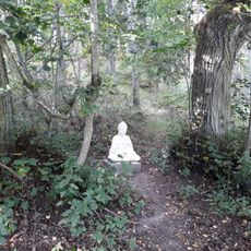 Socha Buddhy severně od Rabštejna nad Střelou