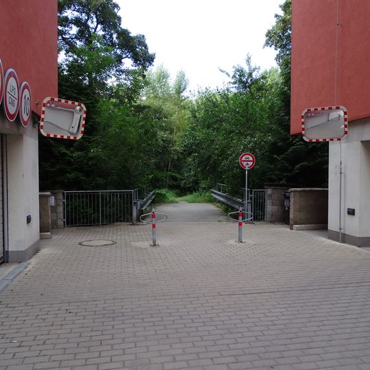 Most přes náhon Botiče u ulice Podle náhonu mezi čo. 53 a 55