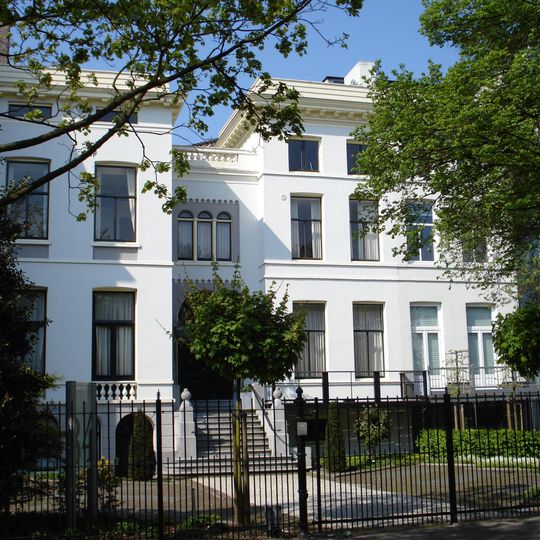 Het pand, vanwege een kamer met betimmering met gecanneleerde Korinthische halve zuilen, gesneden kroonlijst.